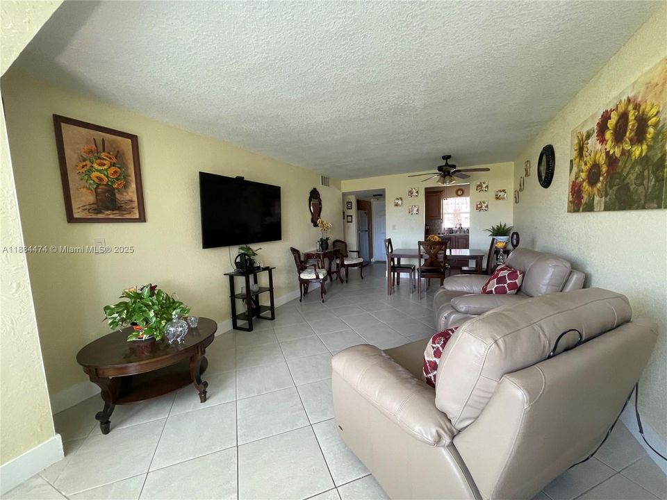 For Sale: $105,999 (1 beds, 1 baths, 620 Square Feet)