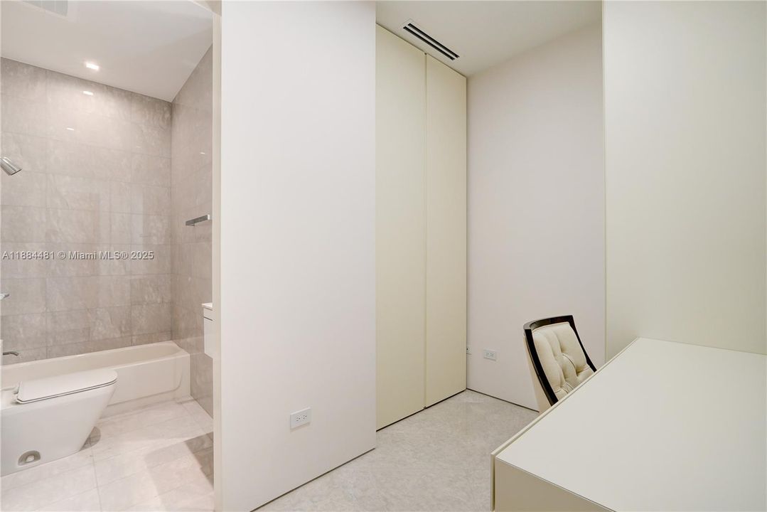 出租: $38,500 (4 贝兹, 5 浴室, 3625 平方英尺)