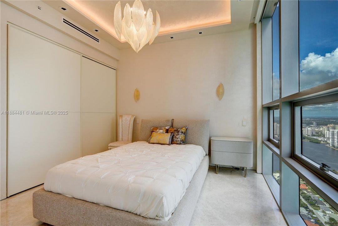 出租: $38,500 (4 贝兹, 5 浴室, 3625 平方英尺)