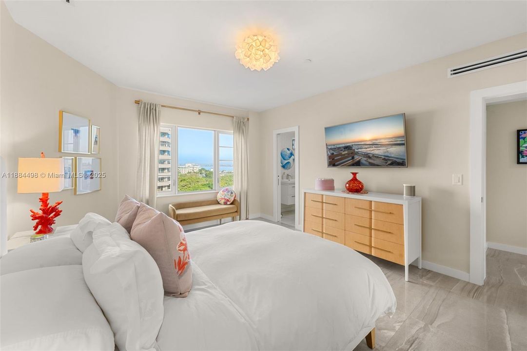 For Sale: $3,200,000 (2 beds, 2 baths, 1570 Square Feet)