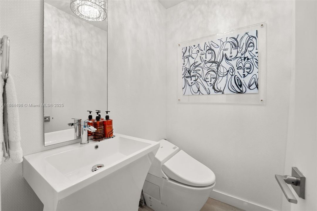 For Sale: $3,200,000 (2 beds, 2 baths, 1570 Square Feet)