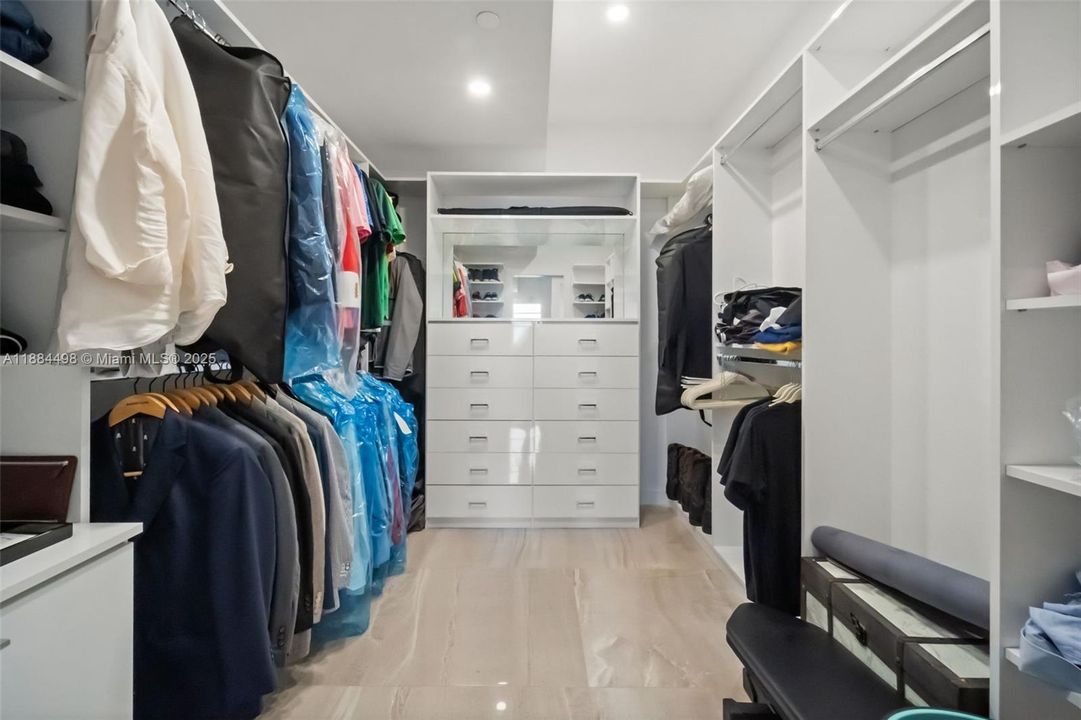 For Sale: $3,200,000 (2 beds, 2 baths, 1570 Square Feet)