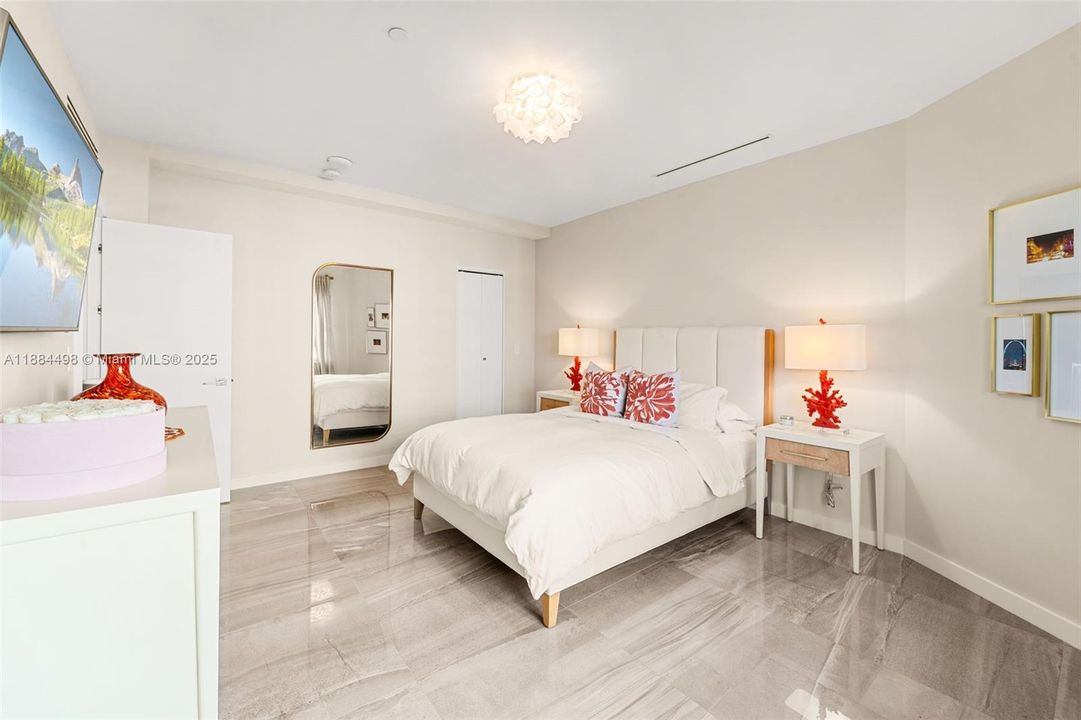 For Sale: $3,200,000 (2 beds, 2 baths, 1570 Square Feet)