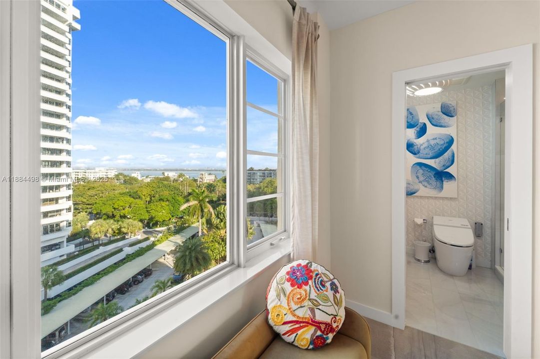 For Sale: $3,200,000 (2 beds, 2 baths, 1570 Square Feet)