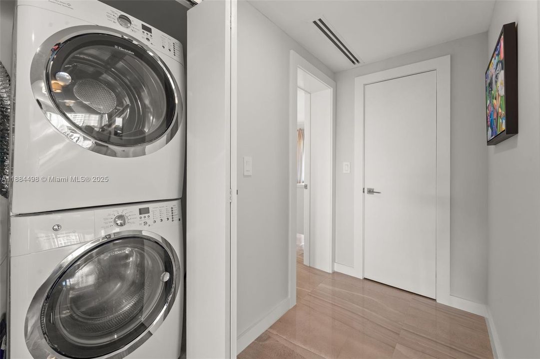 For Sale: $3,200,000 (2 beds, 2 baths, 1570 Square Feet)