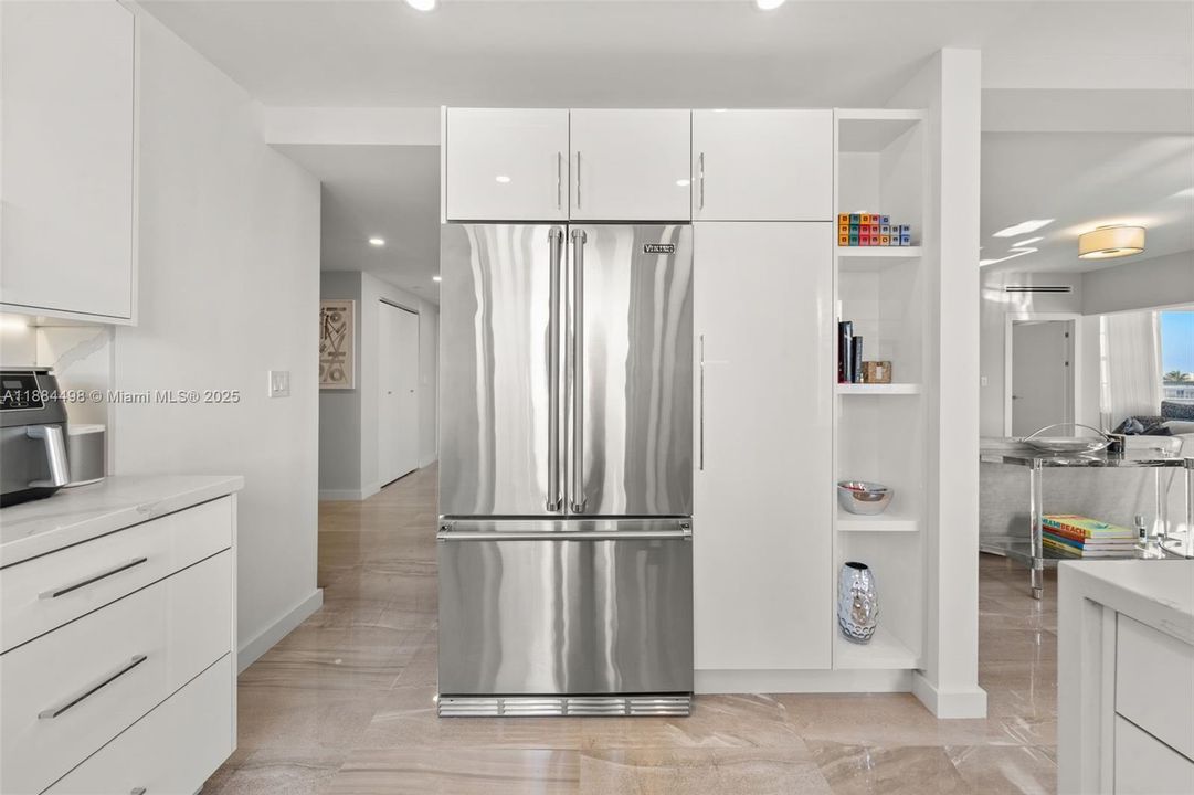 For Sale: $3,200,000 (2 beds, 2 baths, 1570 Square Feet)