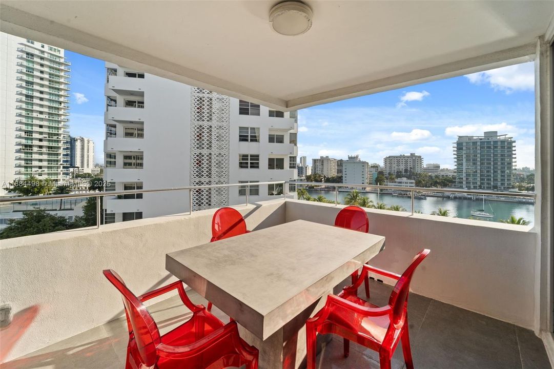 For Sale: $3,200,000 (2 beds, 2 baths, 1570 Square Feet)