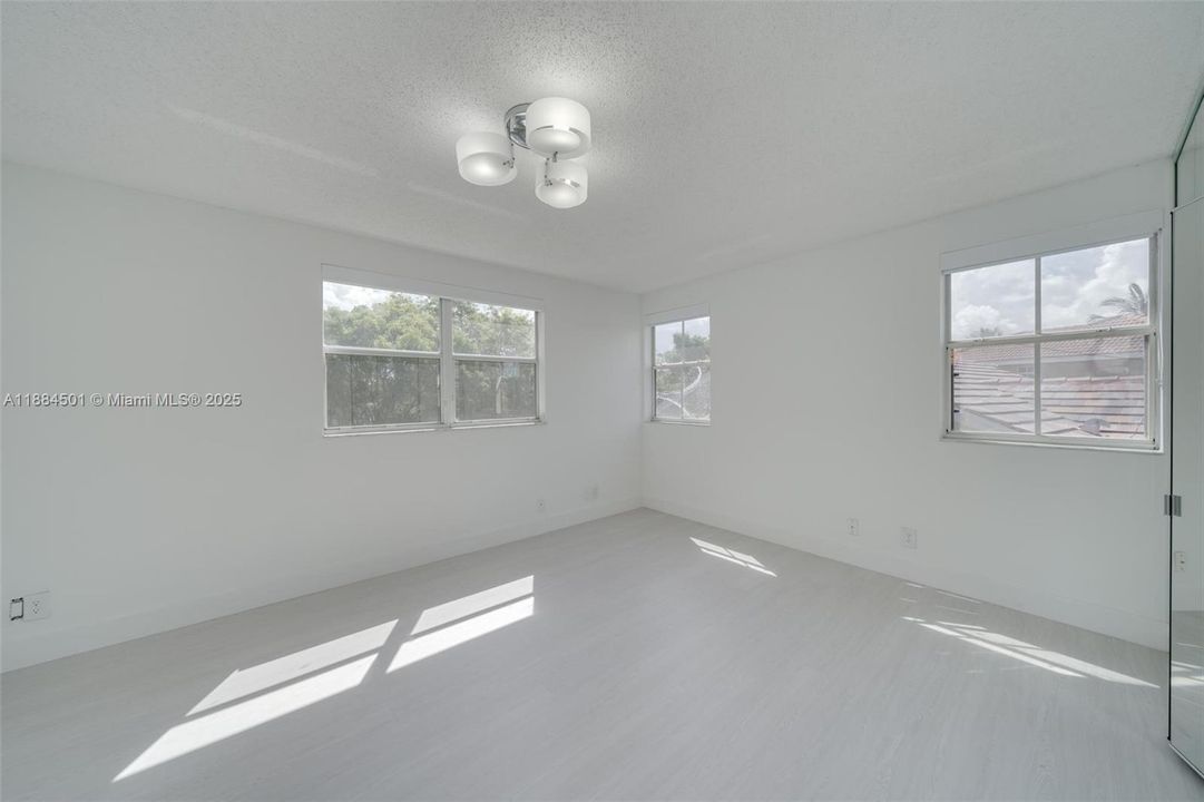 Activo con contrato: $4,500 (4 camas, 2 baños, 2022 Pies cuadrados)