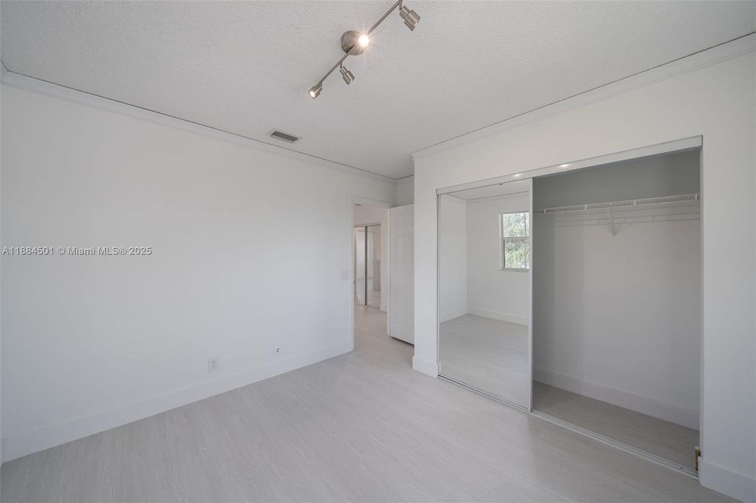 Activo con contrato: $4,500 (4 camas, 2 baños, 2022 Pies cuadrados)