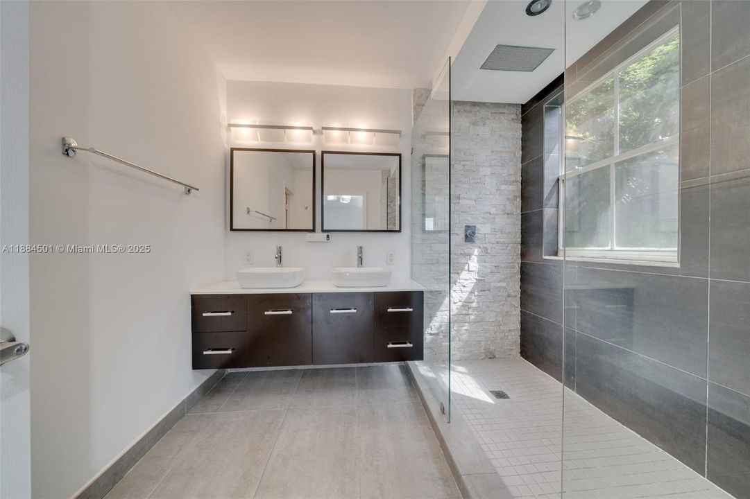 Activo con contrato: $4,500 (4 camas, 2 baños, 2022 Pies cuadrados)