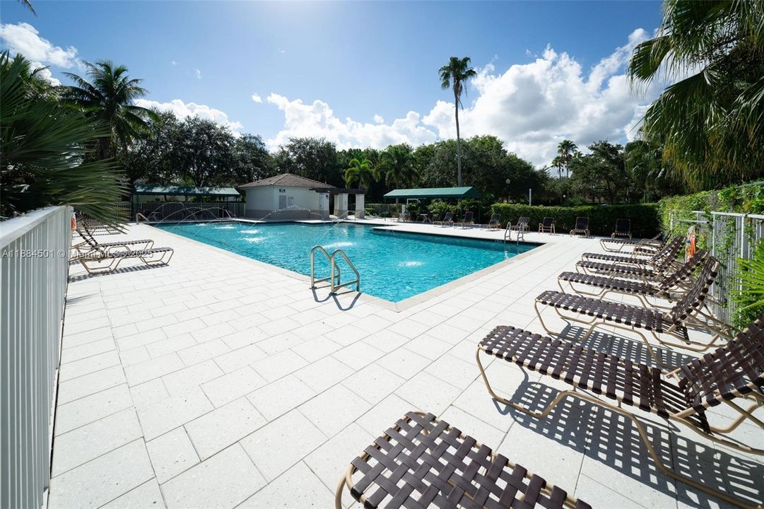 Activo con contrato: $4,500 (4 camas, 2 baños, 2022 Pies cuadrados)