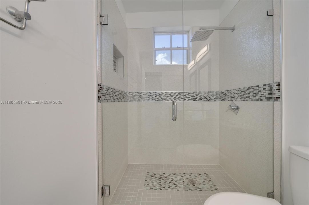 Activo con contrato: $4,500 (4 camas, 2 baños, 2022 Pies cuadrados)