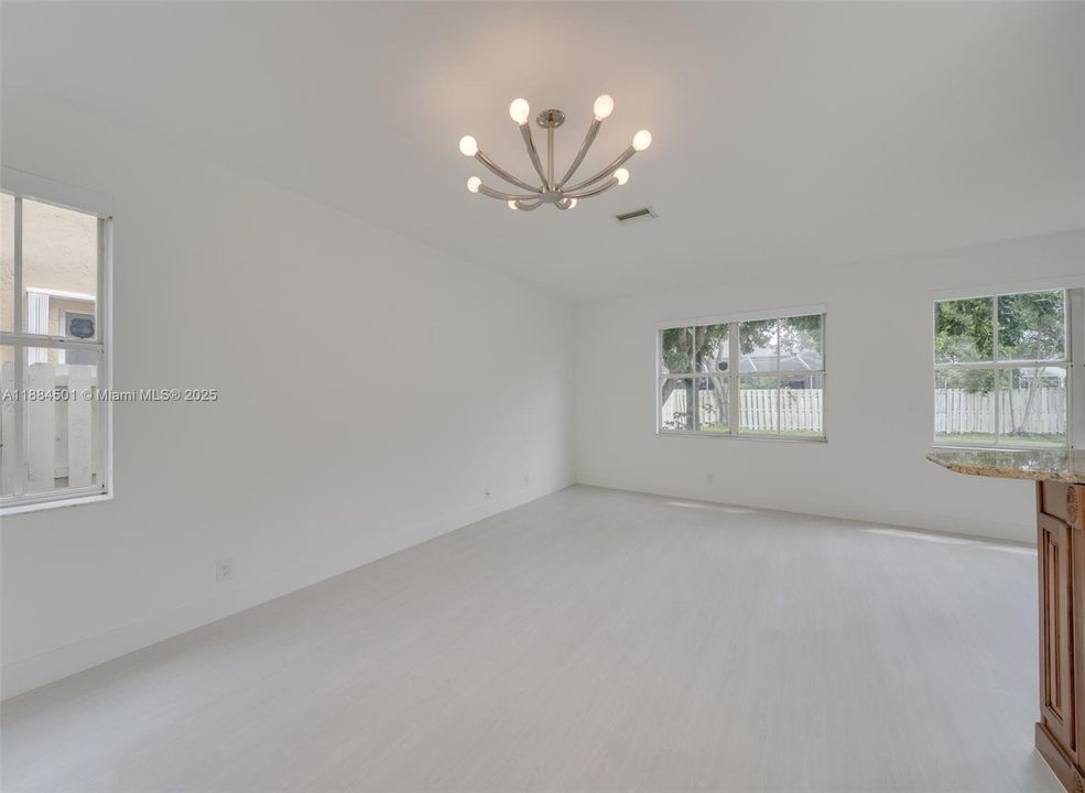 Activo con contrato: $4,500 (4 camas, 2 baños, 2022 Pies cuadrados)