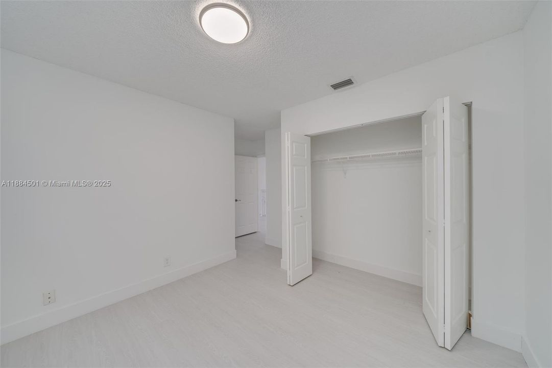 Activo con contrato: $4,500 (4 camas, 2 baños, 2022 Pies cuadrados)