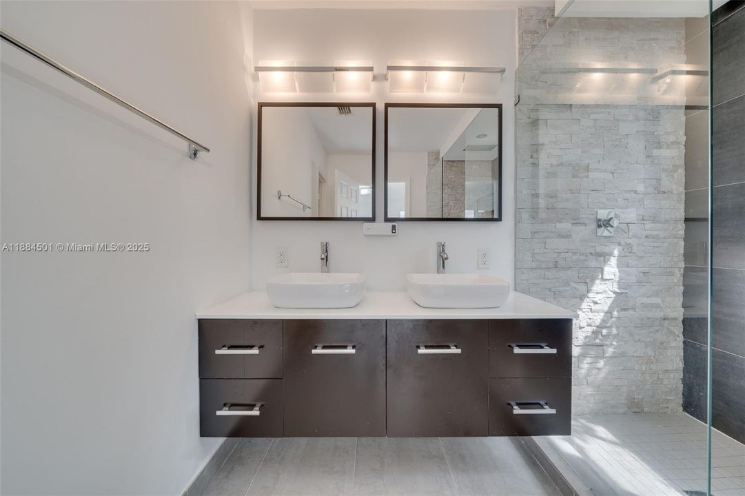 Activo con contrato: $4,500 (4 camas, 2 baños, 2022 Pies cuadrados)