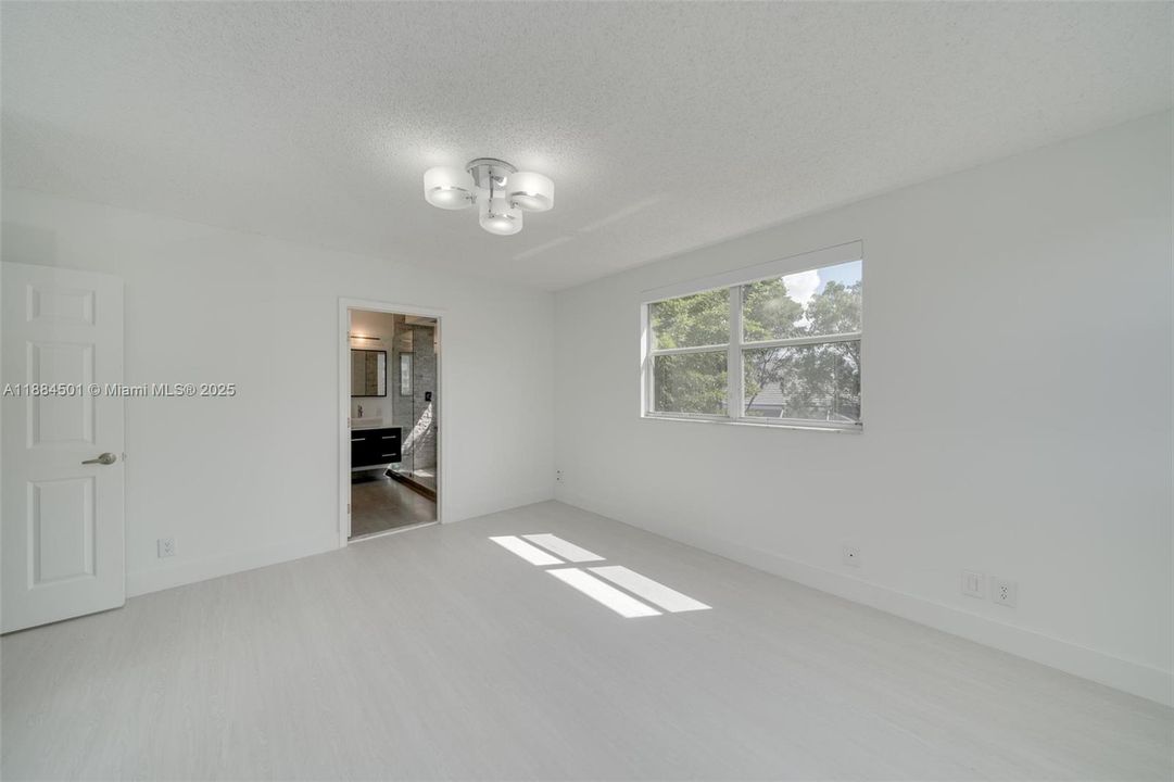 Activo con contrato: $4,500 (4 camas, 2 baños, 2022 Pies cuadrados)