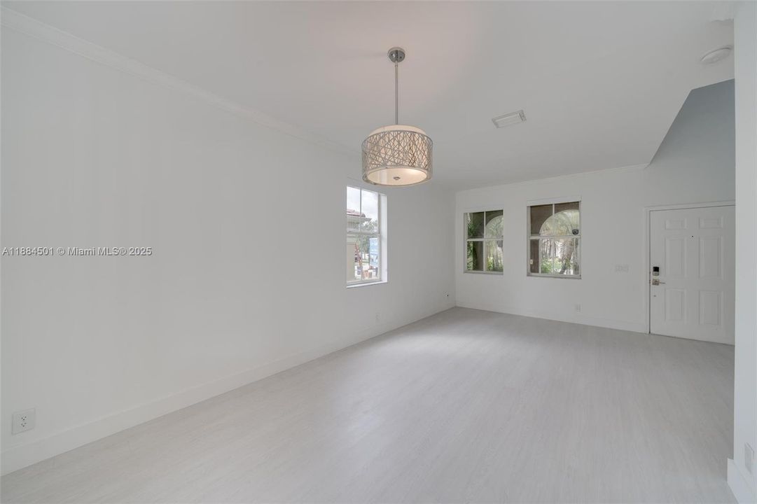 Activo con contrato: $4,500 (4 camas, 2 baños, 2022 Pies cuadrados)