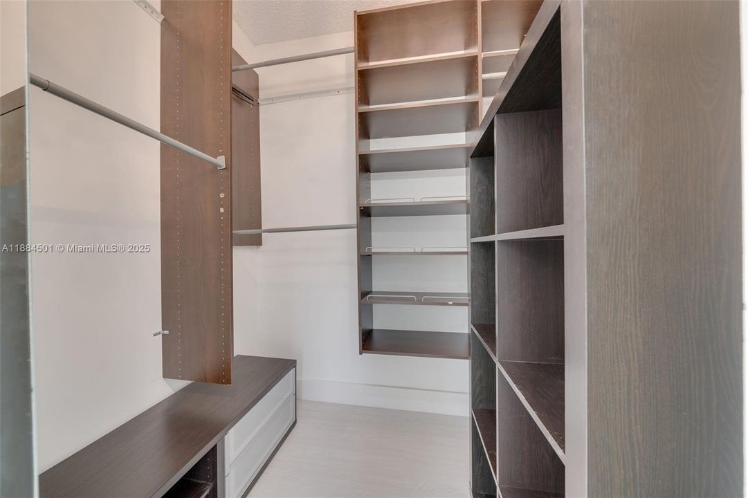 Activo con contrato: $4,500 (4 camas, 2 baños, 2022 Pies cuadrados)