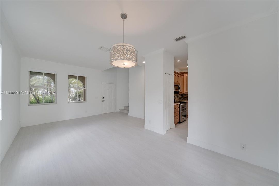 Activo con contrato: $4,500 (4 camas, 2 baños, 2022 Pies cuadrados)