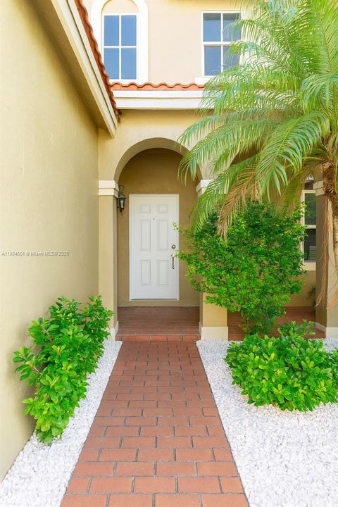 Activo con contrato: $4,500 (4 camas, 2 baños, 2022 Pies cuadrados)