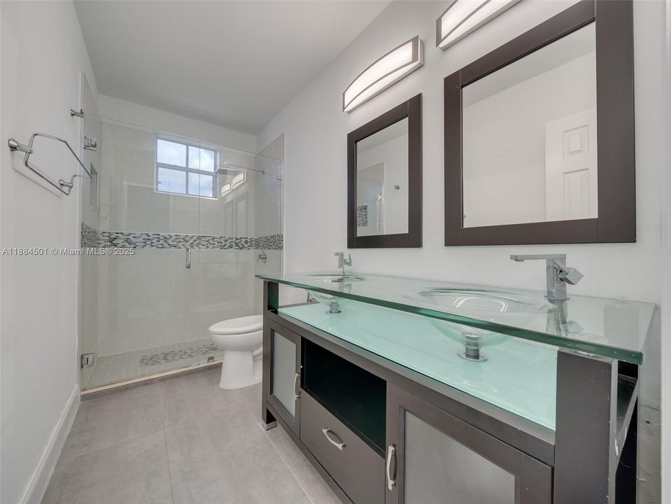 Activo con contrato: $4,500 (4 camas, 2 baños, 2022 Pies cuadrados)