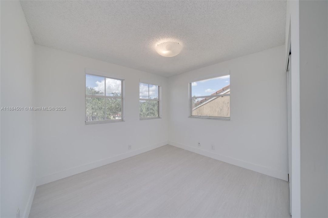 Activo con contrato: $4,500 (4 camas, 2 baños, 2022 Pies cuadrados)