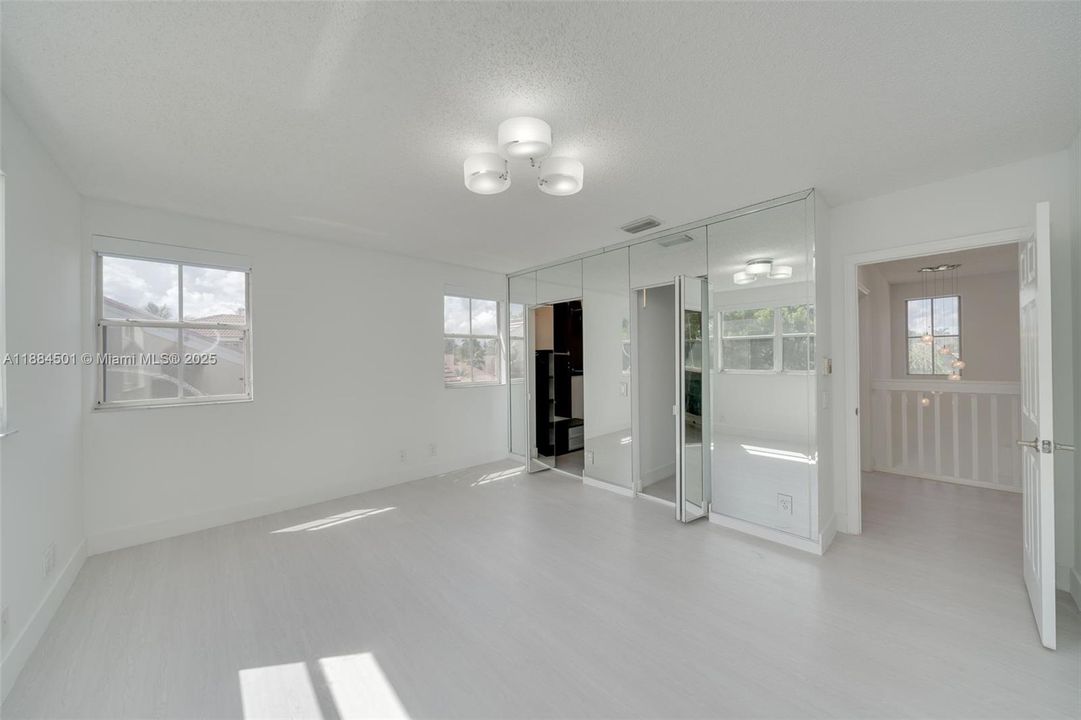 Activo con contrato: $4,500 (4 camas, 2 baños, 2022 Pies cuadrados)