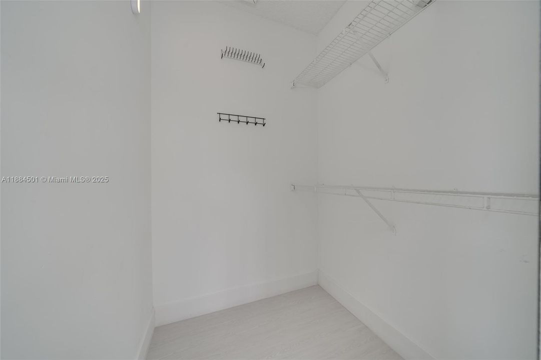 Activo con contrato: $4,500 (4 camas, 2 baños, 2022 Pies cuadrados)