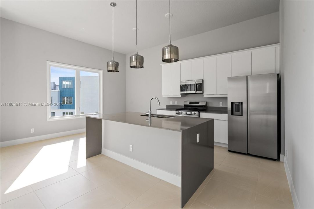 На продажу: $350,900 (5 спален, 4 ванн, 1726 Квадратных фут)