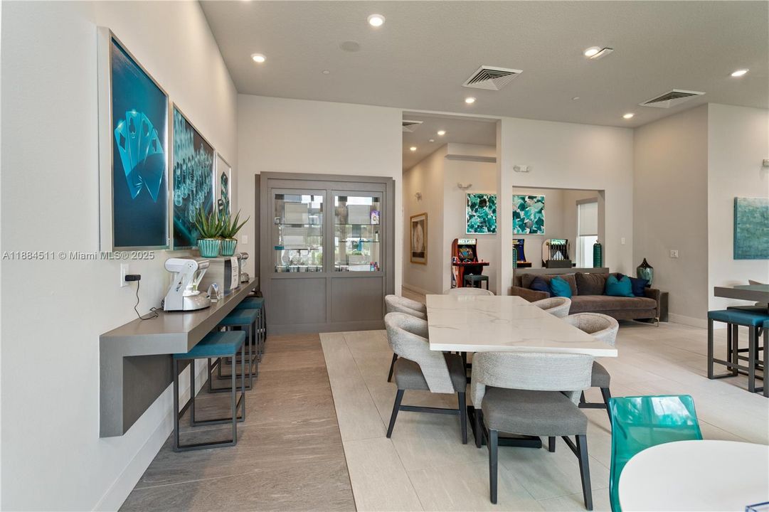 На продажу: $350,900 (5 спален, 4 ванн, 1726 Квадратных фут)