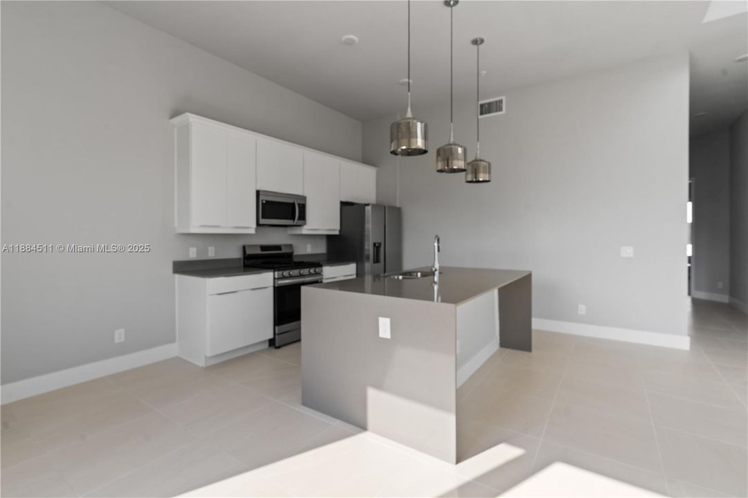 На продажу: $350,900 (5 спален, 4 ванн, 1726 Квадратных фут)