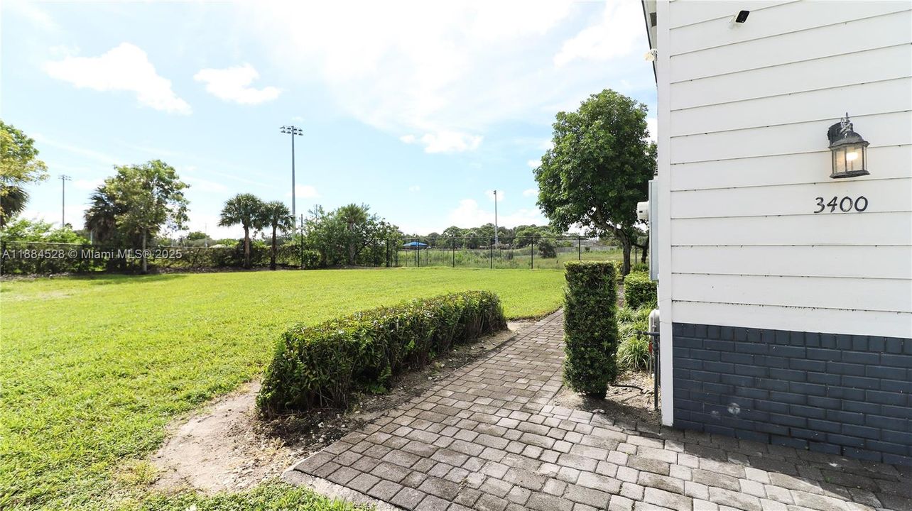 Под контрактом: $335,000 (3 спален, 2 ванн, 1360 Квадратных фут)