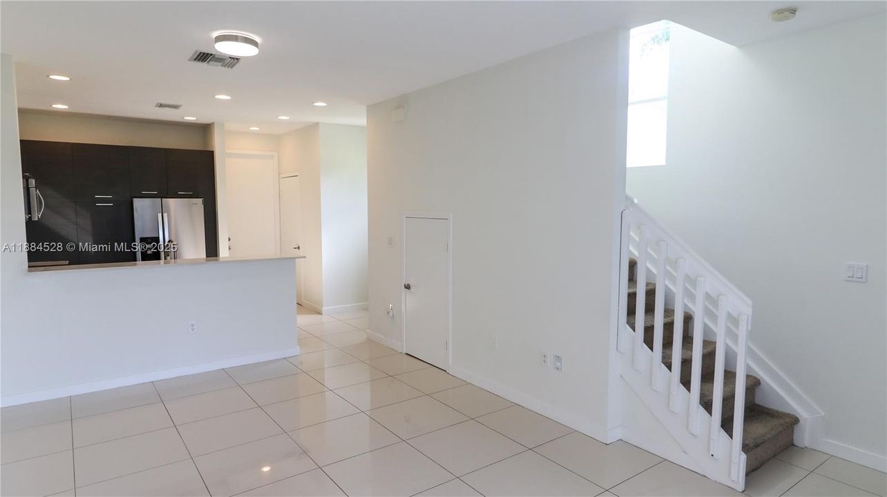 Под контрактом: $335,000 (3 спален, 2 ванн, 1360 Квадратных фут)