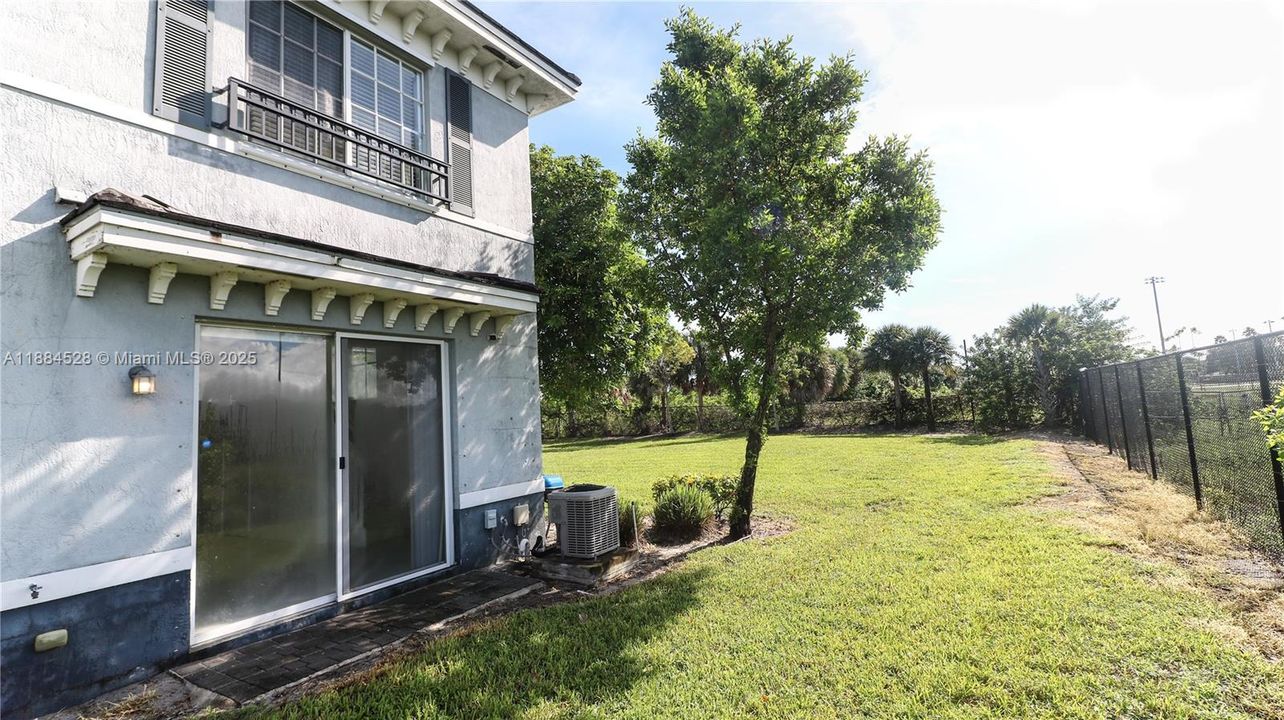 Под контрактом: $335,000 (3 спален, 2 ванн, 1360 Квадратных фут)