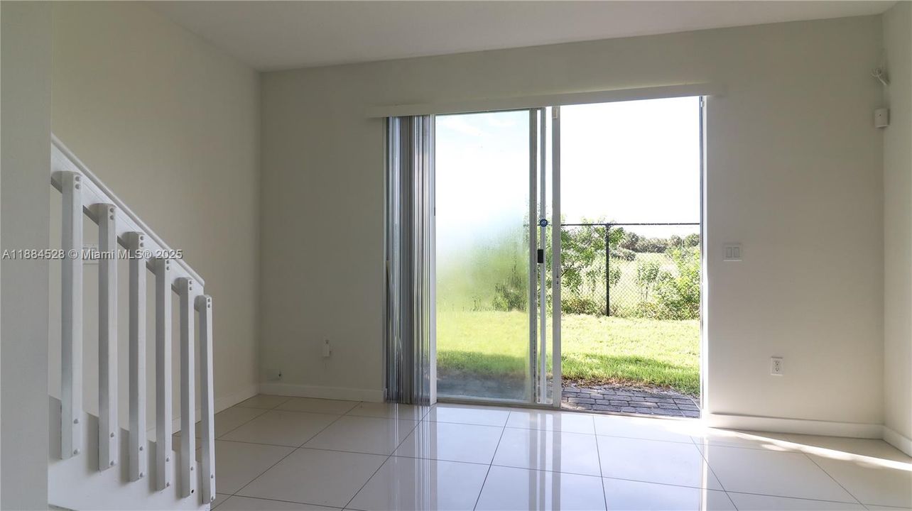 Под контрактом: $335,000 (3 спален, 2 ванн, 1360 Квадратных фут)