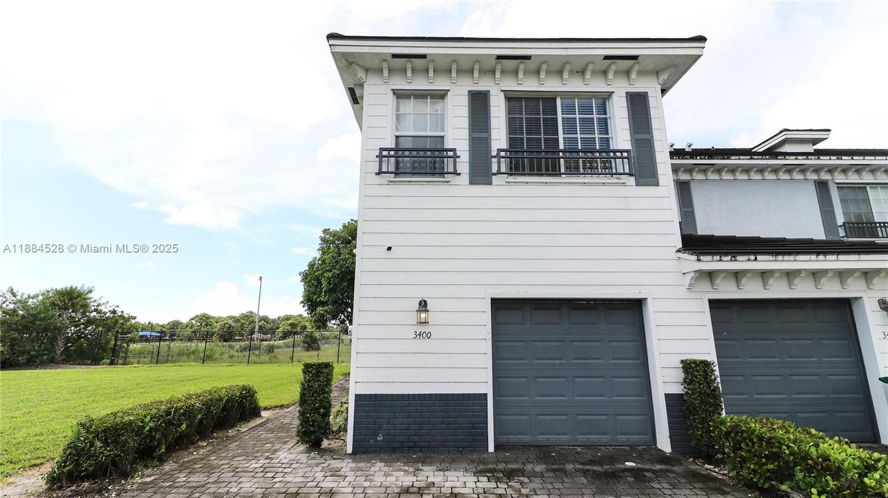 Под контрактом: $335,000 (3 спален, 2 ванн, 1360 Квадратных фут)