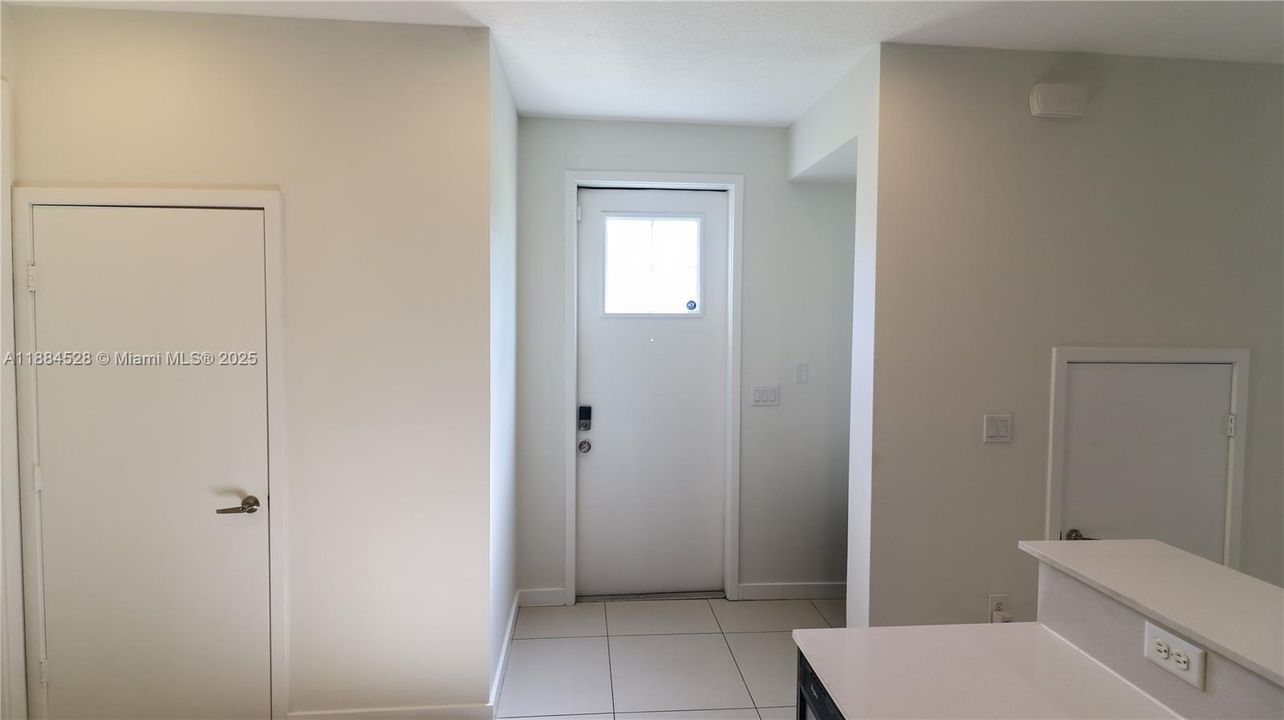 Под контрактом: $335,000 (3 спален, 2 ванн, 1360 Квадратных фут)