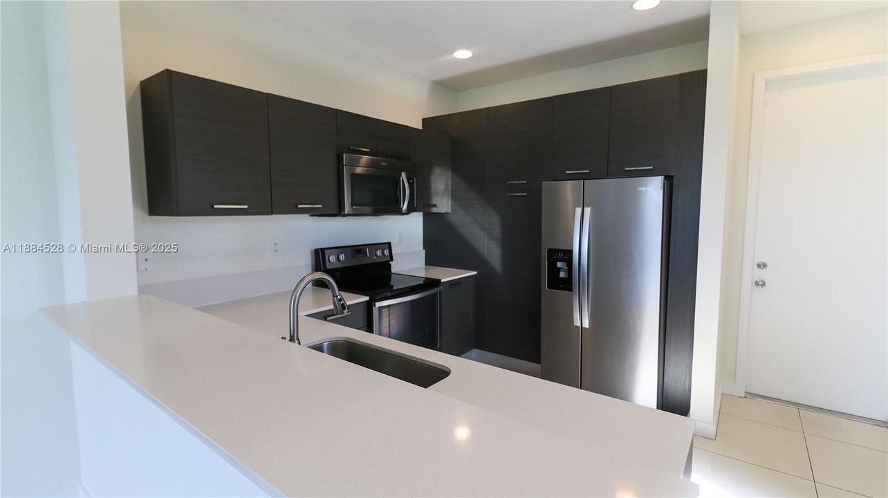 Под контрактом: $335,000 (3 спален, 2 ванн, 1360 Квадратных фут)