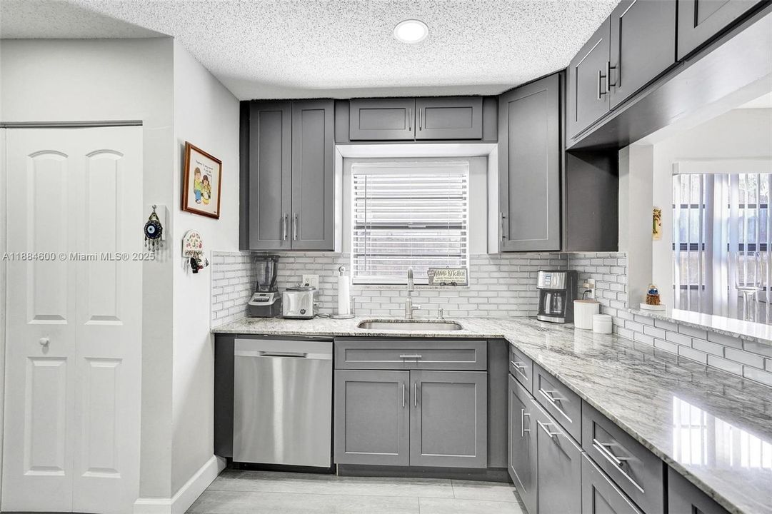 Recently Sold: $399,999 (3 beds, 2 baths, 1631 Square Feet)