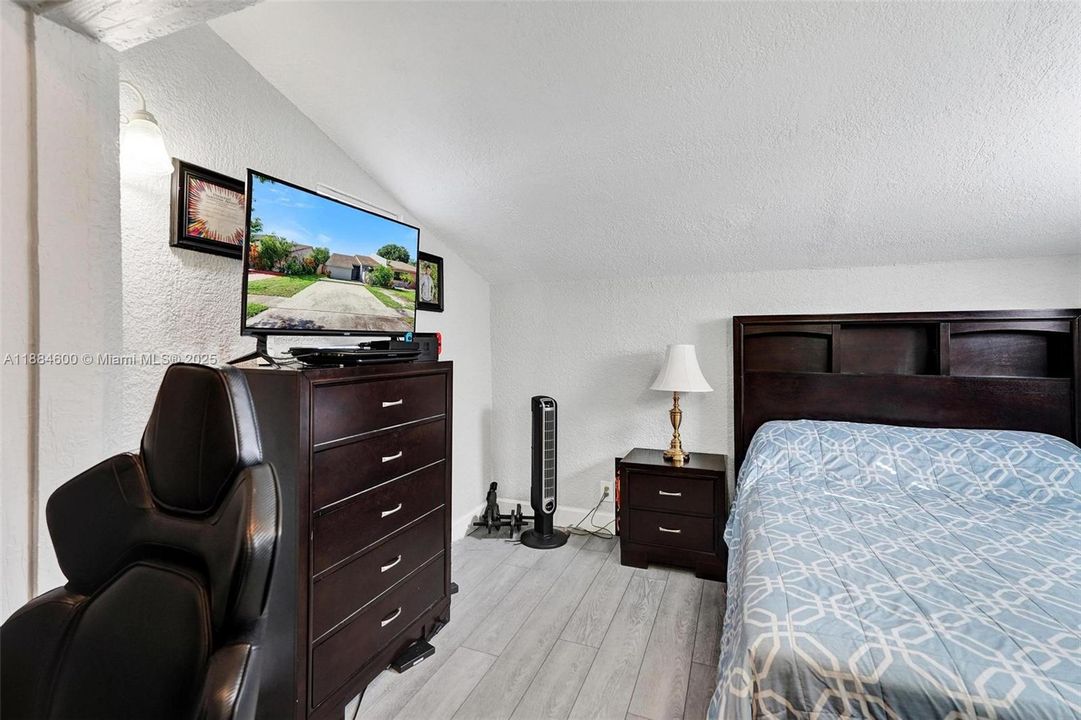 Recently Sold: $399,999 (3 beds, 2 baths, 1631 Square Feet)