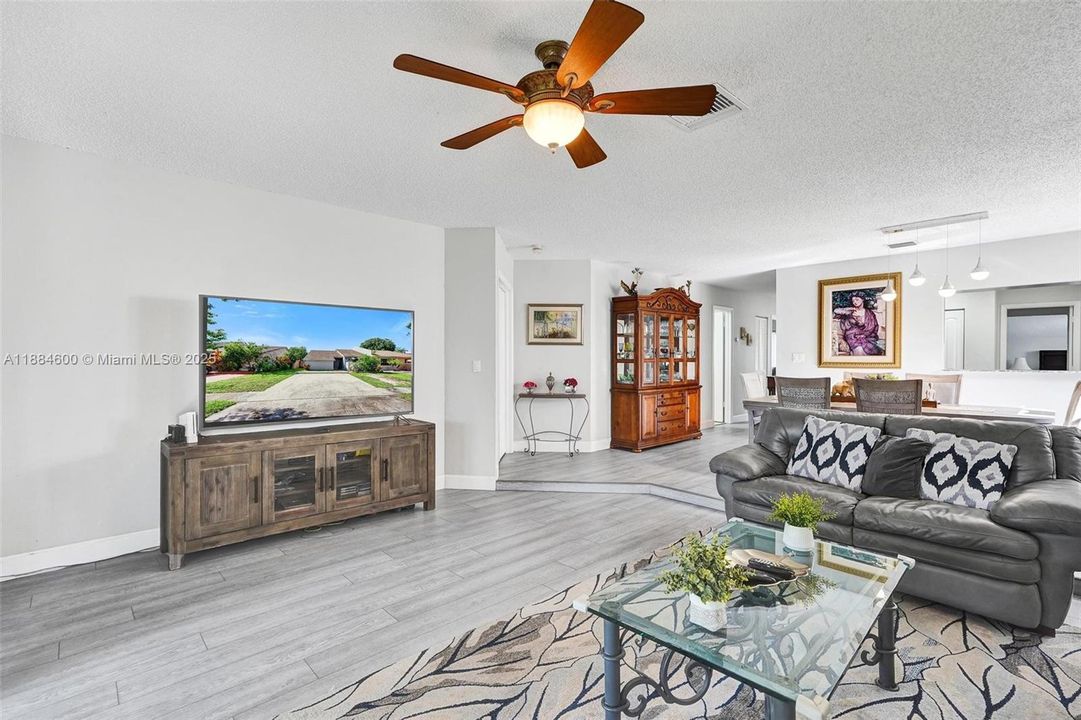 Recently Sold: $399,999 (3 beds, 2 baths, 1631 Square Feet)