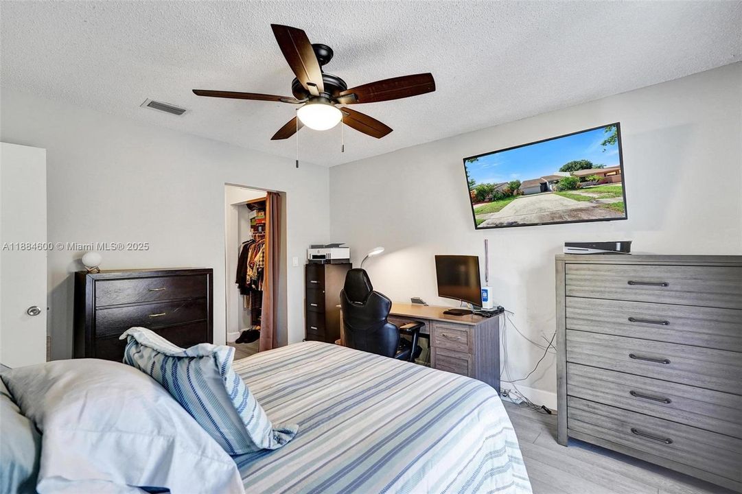 Recently Sold: $399,999 (3 beds, 2 baths, 1631 Square Feet)