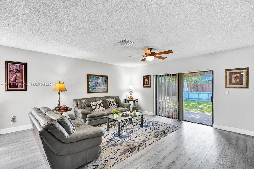 Recently Sold: $399,999 (3 beds, 2 baths, 1631 Square Feet)