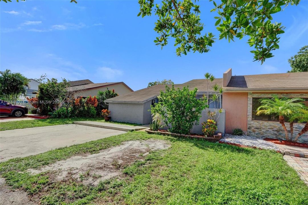 Recently Sold: $399,999 (3 beds, 2 baths, 1631 Square Feet)