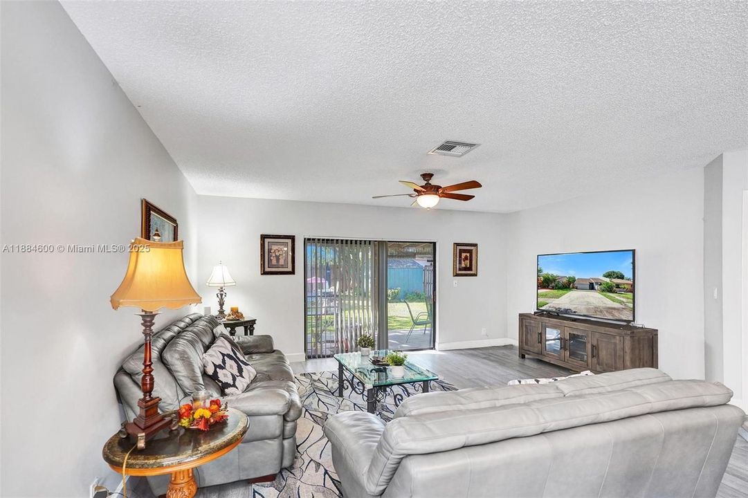 Recently Sold: $399,999 (3 beds, 2 baths, 1631 Square Feet)