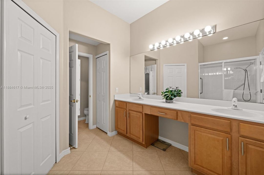 Master bath with dual sinks