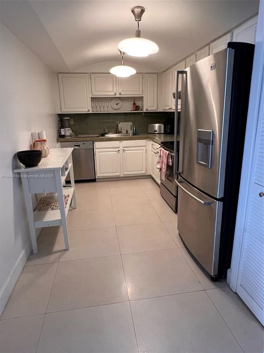Active With Contract: $5,100 (2 beds, 2 baths, 1220 Square Feet)