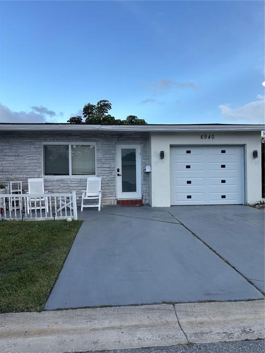 Под контрактом: $310,000 (2 спален, 2 ванн, 1061 Квадратных фут)