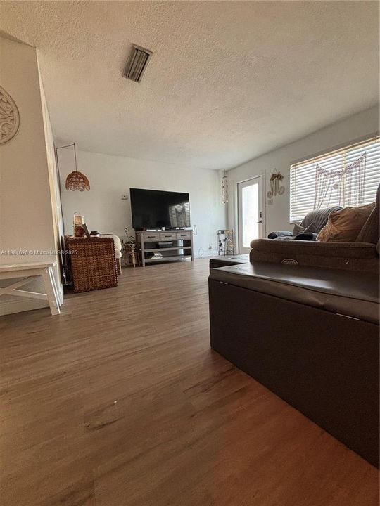 Под контрактом: $310,000 (2 спален, 2 ванн, 1061 Квадратных фут)