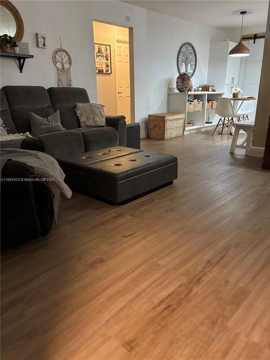 Под контрактом: $310,000 (2 спален, 2 ванн, 1061 Квадратных фут)